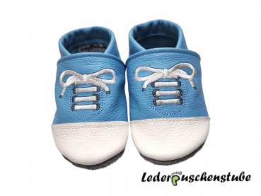 Lederpuschen hellblau; Stickerei Schnürsenkel Schleife weiß und Kappe vorne weiss